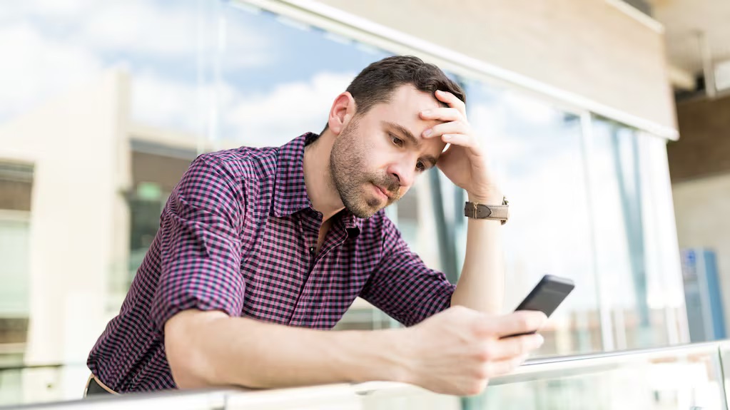 ¿Pasas el día respondiendo lo mismo? Cómo usar un FAQ automatizado en WhatsApp para liberar a tu equipo y cerrar más ventas