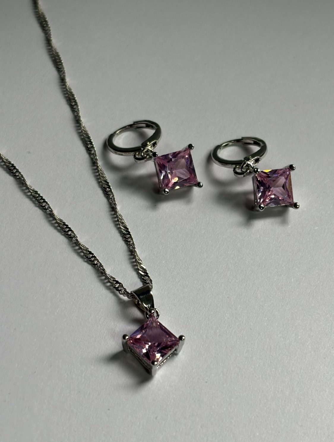 Collar y aretes rosa