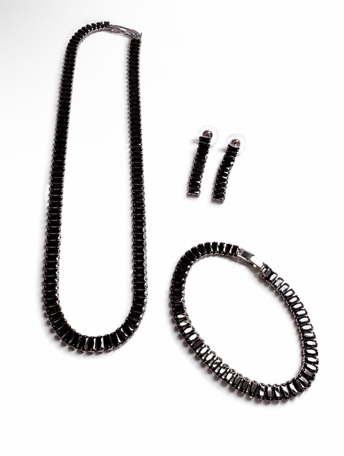 Juego de collar, pulso y aretes negro